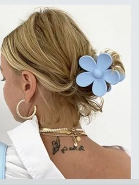 3 FOR $15  💕 Strong Hold Claw Clip Fashionable Hair Accessories